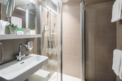 Guest room bath