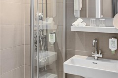 Guest room bath