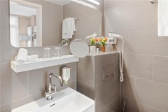 Guest room bath