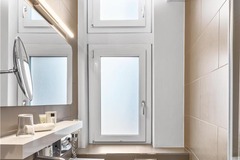 Guest room bath