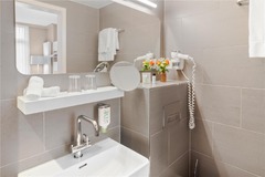 Guest room bath