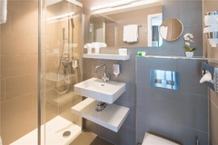 Guest room bath