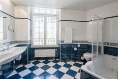 Guest room bath