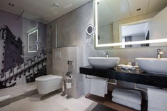 Suite bathroom
