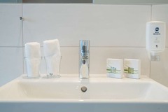 Guest room bath