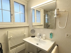 Guest room bath