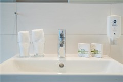 Guest room bath