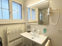 Guest room bath