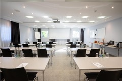 Meeting Room V, Classroom seating