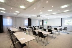 Meeting Room V, Classroom seating