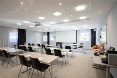 Meeting Room V, Classroom seating
