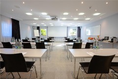 Meeting Room V, Classroom seating
