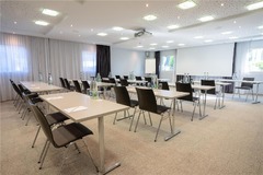Meeting Room V, Classroom seating