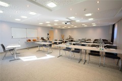 Meeting Room V, Classroom seating