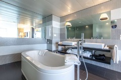 Suite bathroom