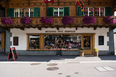 Fleisch & Spezialitätenfachgeschäft,
Geschäfts & Wohnhaus