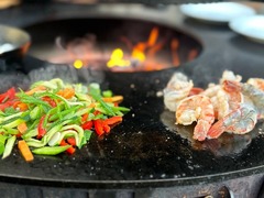 Garnelen mit Gemüse auf der Feuerkugel