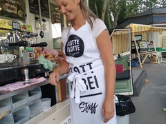 Alessandra, zertifizierte Barista SCAE L2 bei der Arbeit