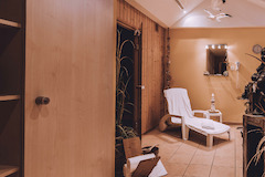 Hotel Restaurant Ronalp
In unserem Wellness-Bereich kannst du herrlich relaxen. Reserviere dir entspannende Stunden in unserer Sauna, im Dampfbad oder der Massagedusche. Die Wellness-Anlage steht auch Gästen, welche nicht bei uns übernachten, zur Verfügun
