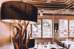 Hotel Restaurant Ronalp
Ronalp-Stübli
Für 20 bis 40 Personen. Eine Attraktion! A la carte-Restaurant; Spezialitäten aus dem sonnigen Wallis und der ganzen Schweiz. Die heimelige Atmosphäre und die Gemütlichkeit laden zum Verweilen ein.