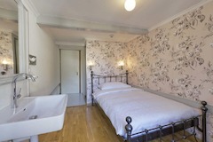 Doppelzimmer mit Bad im Hostel Alplodge Interlaken