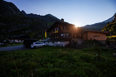 Sonnenaufgang hinter der Alpkäserei Steingletscher