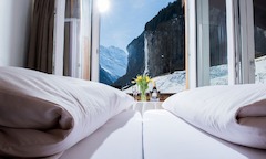 Hotelzimmer mit Aussicht auf Wasserfall in Lauterbrunnen