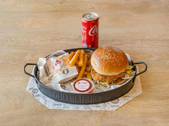 Ein saftiger Burger, der mit einer Auswahl an Gemüse und Käse belegt ist und zwischen zwei knusprigen Brötchenhälften serviert wird.
