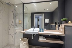 Guest Room bathroom