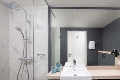 Guest Room bathroom