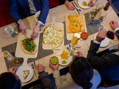 Auswahl an internationalen Speisen und lokalen Spezialitäten im DELI Restaurant & Bar im Mercure Zürich City
