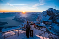 Hotel Bellevue bei Sonnenaufgang im Winter.