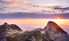 Hotel Pilatus-Kulm bei Sonnenaufgang im Sommer