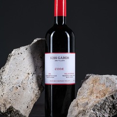 Code Cabernet Franc mit limitierter Auflage von nur 7.000 Flaschen aus  dem Weingebiet Villány, Ungarn, mit dichter Struktur, dunkler Farbe und komplexer Aromatik mit Toast, dunkler Schokolade, Nelken, Pfeffer, Vanille und Schwarzkirsche. Ergänzt durch
