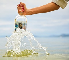 Our Sea Sauvignon Blanc kombiniert frische Aromen von grünen Kräutern und Zitrusfrüchten mit der dezenten Würze einer teilweisen Holzfassreifung. Am Gaumen lebendig, gut ausbalanciert mit eleganter Struktur. Die sorgfältige Vinifikation verleiht dem