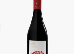 Pannonhalmi Pinot Noir mit sortentypische Aromen mit reifen Himbeeren, schwarzen Kirschen und dezenter Holzwürze. Der mittelgewichtige Körper und die ausgewogene Tanninstruktur ergeben einen eleganten, fein abgestimmten Rotwein mit regionalem Charakter, d