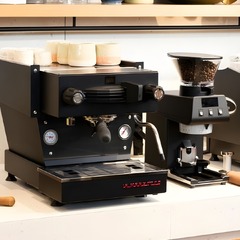 La Marzocco Linea Mini R Espressomaschine und La Marzocco Pico Grinder – erhältlich bei Brüh. Beide Geräte können bei uns getestet und gekauft werden. Wir beraten dich gerne persönlich, damit du die perfekte Ausstattung für deinen Kaffeegenuss findest.