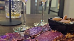 Ein eleganter Genussmoment im Herzen der Zürcher Altstadt: Feinste Ibéricos – darunter Jamón, Lomo und Chorizo – treffen auf ein Glas spanischen Cava. Serviert im stilvollen gold-schwarzen Ambiente der Reserva Lounge im Niederdorf. Perfekt für Geniesser*i