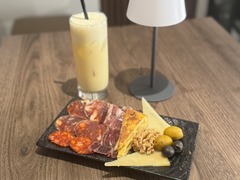 Unser Tapas Flight – eine kuratierte Auswahl spanischer Premium-Spezialitäten.