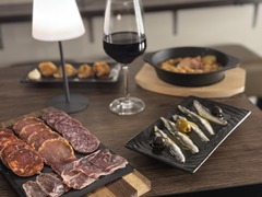 Feinste Ibéricos & Rotwein – spanische Eleganz im Niederdorf.