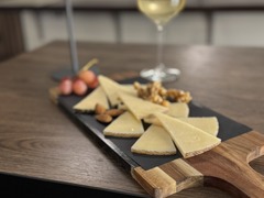 Spanische Käseauswahl trifft auf elegante Weinbegleitung.