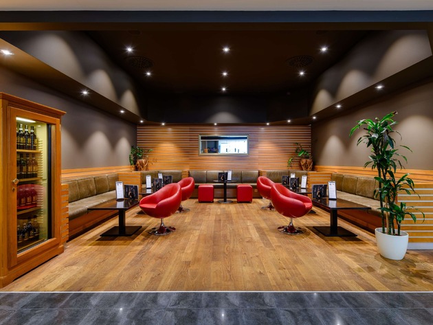 BOULEVARD CAFE AND BAR